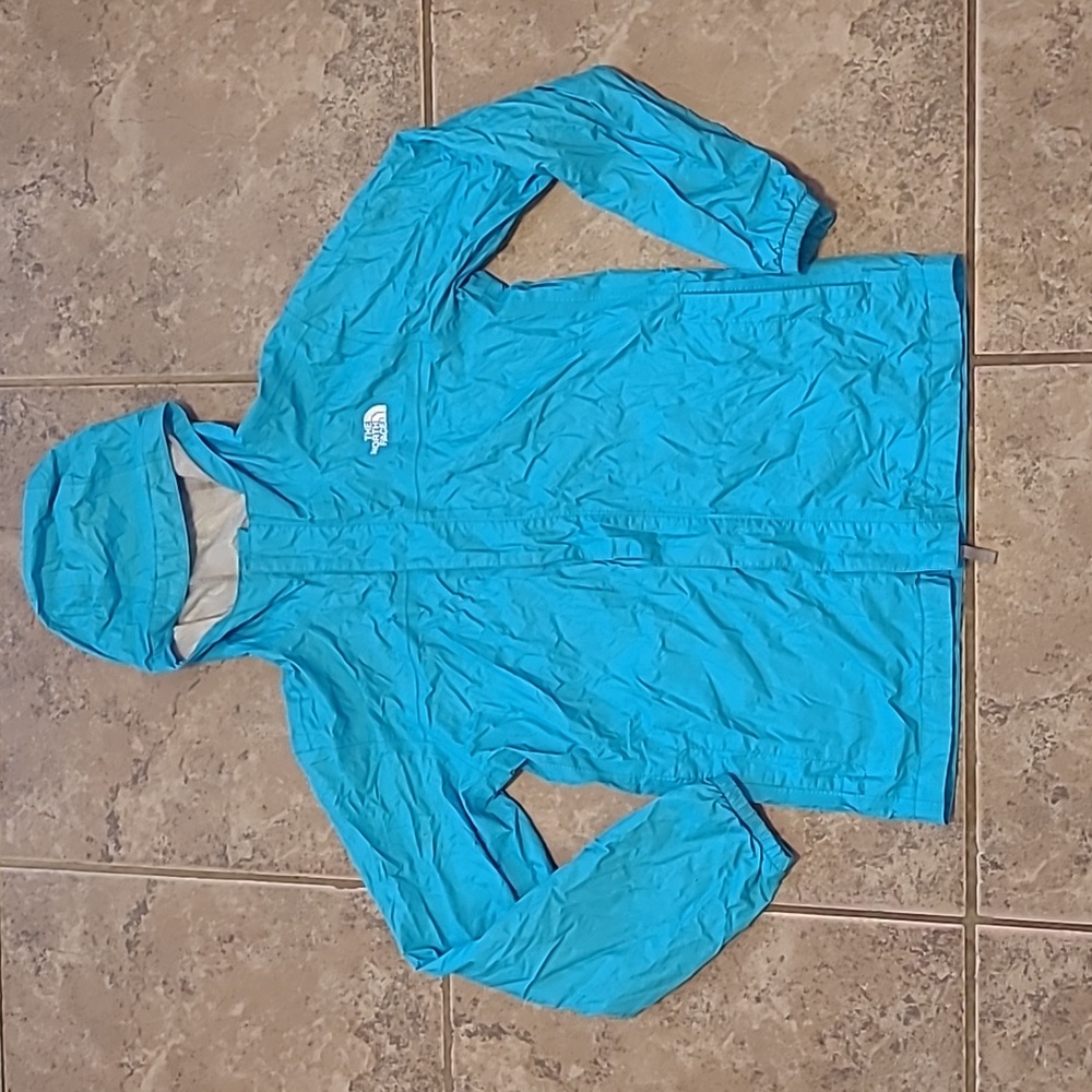 A North face rain jacket in very good condition in the size girl XL